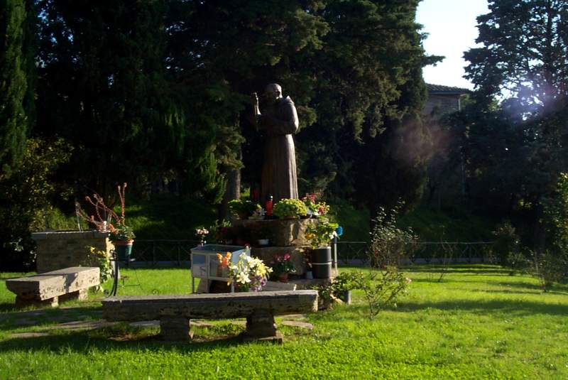 Umbria Immagini e Fotografie - Pilonico Paterno - Statua di Padre Pio